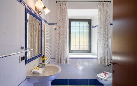 Podere Schignano: Kraan, Spiegel, Loodgieterswerkinrichting, Wastafel, Eigendom, Wastafel In De Badkamer, Purper, Azure, Badkamer, Interieur Ontwerp