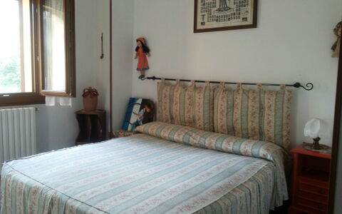 Appartamento Porretta Terme: Slaapkamer, Bed, Meubilair, Kamer, Laken, Eigendom, Bedding, Matras, Bed Frame, Verdieping