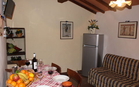 Borgo Santinovo: Kamer, Eigendom, Interieur Ontwerp, Meubilair, Woonkamer, Huis, Gebouw, Onroerend Goed, Tafel, Huis