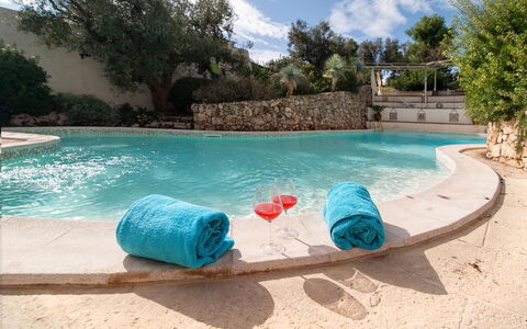 Salento Luxury Retreat: Water, Fabriek, Lucht, Zwembad, Wolk, Blauw, Azure, Boom, Vrije Tijd, Aqua