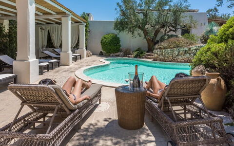 Salento Luxury Retreat: Water, Fabriek, Zwembad, Azure, Lucht, Buitenmeubels, Interieur Ontwerp, Vrije Tijd, Boom, Woongebied