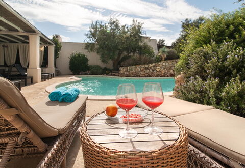 Salento Luxury Retreat: Water, Wolk, Lucht, Eigendom, Tableware, Fabriek, Azure, Zwembad, Buitenmeubels, Stoel