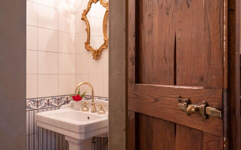 Villa La Terrazza: Badkamer, Kamer, Eigendom, Kraan, Tegel, Muur, Interieur Ontwerp, Verdieping, Loodgieterswerkinrichting, Huis