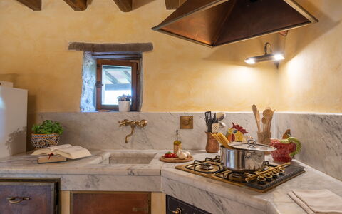 Villa La Terrazza: Countertop, Kamer, Eigendom, Keuken, Interieur Ontwerp, Meubilair, Plafond, Gebouw, Cabinetry, Tegel