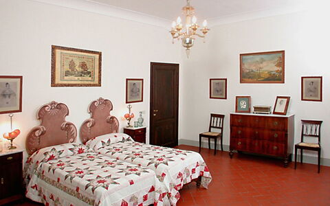 Villa Del Conte: Slaapkamer, Bed, Kamer, Laken, Meubilair, Eigendom, Bedding, Bed Frame, Interieur Ontwerp, Muur