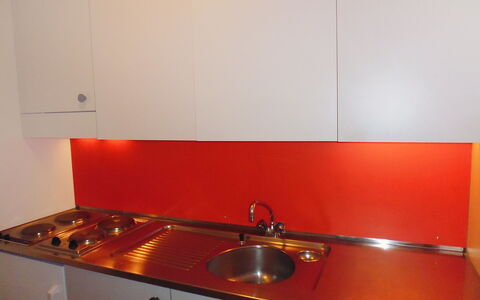 Disentis 100: Countertop, Cooktop, Gootsteen, Wastafel, Keuken, Oranje, Eigendom, Kamer, Cabinetry, Tegel