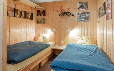 Disentis 100: Slaapkamer, Bed, Kamer, Meubilair, Eigendom, Laken, Muur, Interieur Ontwerp, Bed Frame, Huis