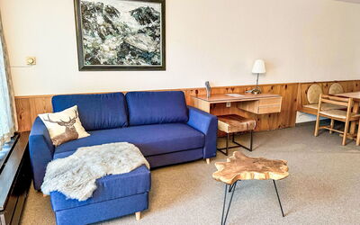 Apt B 108 100.139: Meubilair, Hout, Bankstel, Interieur Ontwerp, Woonkamer, Appartement, Kamer, Lamp, Beits