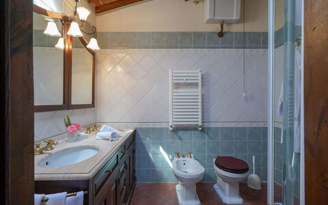 Villa San Lorenzo: Badkamer, Kamer, Eigendom, Wastafel, Verdieping, Gebouw, Interieur Ontwerp, Tegel, Huis, Badkamerkast