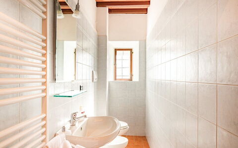 Villa i Cedri: Loodgieterswerkinrichting, Wastafel, Kraan, Venster, Spiegel, Badkamer, Hout, Gebouw, Interieur Ontwerp