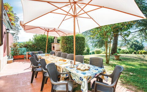 Villa i Cedri: Fabriek, Tafel, Meubilair, Eigendom, Stoel, Lucht, Schaduw, Boom, Buitentafel, Buitenmeubels
