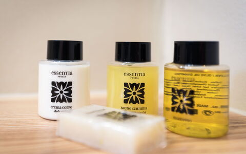Trulli Itaka: Product, Schoonheid, Geel, Water, Materiële Goederen, Fles