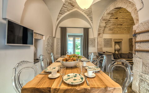 Trulli Itaka: Kamer, Tafel, Interieur Ontwerp, Eigendom, Eetkamer, Restaurant, Geel, Architectuur, Boog, Gebouw
