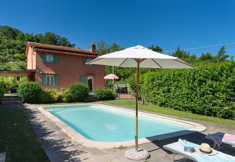 Villa Il Nido: Water, Fabriek, Lucht, Eigendom, Gebouw, Azure, Schaduw, Zwembad, Boom, Land Lot