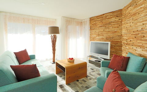 Susanna: Meubilair, Bankstel, Eigendom, Tafel, Comfort, Hout, Interieur Ontwerp, Verlichting, Architectuur, Televisie