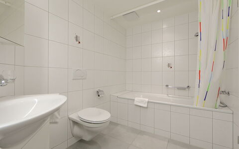 Susanna: Loodgieterswerkinrichting, Eigendom, Badkamer, Purper, Gebouw, Kraan, Huis, Verdieping, Toilet