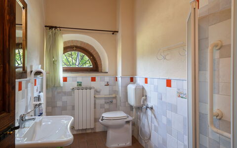 Villa La Collina: Loodgieterswerkinrichting, Eigendom, Wastafel, Kraan, Spiegel, Wastafel In De Badkamer, Badkamer, Purper, Interieur Ontwerp