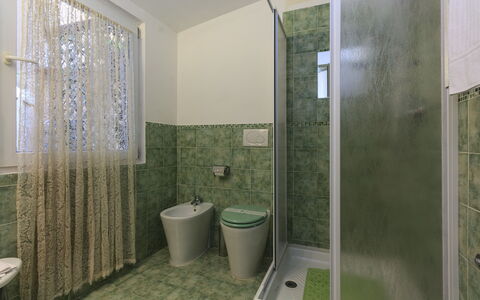 Diamonds & Rust: Badkamer, Groen, Eigendom, Kamer, Architectuur, Onroerend Goed, Interieur Ontwerp, Tegel, Woongebied, Huis