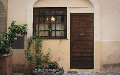 Diamonds & Rust: Deur, Eigendom, Gebouw, Facade, Muur, Huis, Architectuur, Boog, Venster, Onroerend Goed