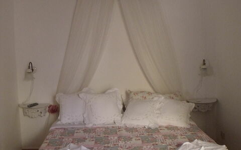 Studio Moremi': Meubilair, Eigendom, Comfort, Bed Frame, Textiel, Hout, Hoofdkussen, Interieur Ontwerp, Schaduw, Bed
