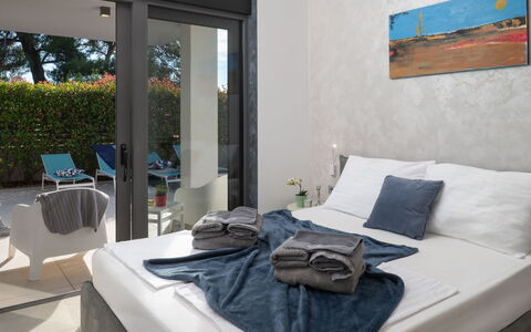 Villa Fasana: Meubilair, Interieur Ontwerp, Verdieping, Flooring, Stoel, Kamer, Kussen Gooien, Hoofdkussen, Slaapkamer, Bed