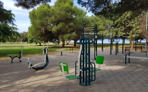 Villa Fasana: Speelplaats, Openbare Ruimte, Speeltoestel, Menselijke Nederzetting, Schommel, Boom, Park, Stad, Vrije Tijd, Recreatie