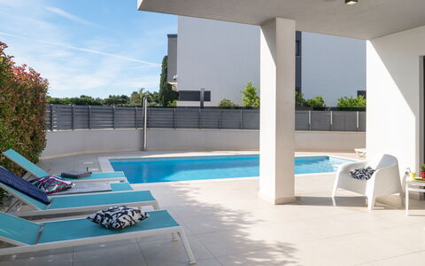 Villa Fasana: Zwembad, Interieur Ontwerp, Flooring, Buitenmeubels, Verdieping, Samengesteld Materiaal, Schaduw, Stoel, Appartement, Toevlucht