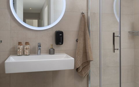 Villa Fasana: Badkamer, Wastafel In De Badkamer, Loodgieterswerkinrichting, Spiegel, Wastafel, Interieur Ontwerp, Muur, Flooring, Toilet, Verdieping