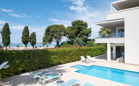 Villa Fasana: Hout, Huis, Veranda, Dek, Hardwood, Dak, Beits, Houten Vloer, Eco Hotel