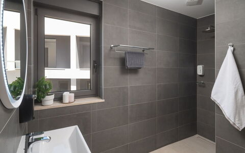 Villa Fasana: Interieur Ontwerp, Badkamer, Loodgieterswerkinrichting, Flooring, Muur, Verdieping, Kraan, Wastafel, Loodgieter, Huis