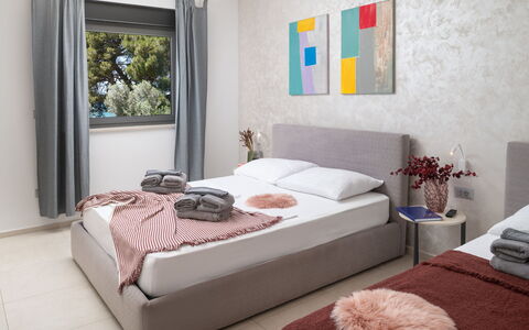 Villa Fasana: Meubilair, Bed, Interieur Ontwerp, Slaapkamer, Laken, Bedding, Verdieping, Flooring, Linens, Kamer