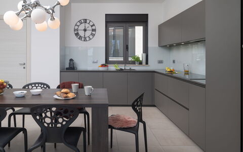 Villa Fasana: Meubilair, Keuken, Interieur Ontwerp, Cabinetry, Countertop, Flooring, Lichte Inrichting, Plafond, Huis, Toestel Van De Keuken