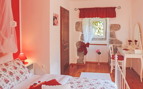 Škalniški: Slaapkamer, Kamer, Bed, Meubilair, Eigendom, Gordijn, Interieur Ontwerp, Roze, Rood, Laken