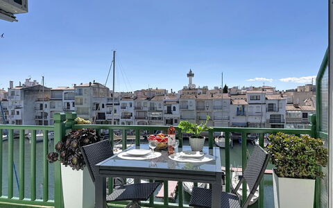 Empuriabrava 134: Appartement, Meubilair, Balkon, Stoel, Bloempot, Condominium, Kamerplant, Schaduw, Ontwerp, Buitenmeubels