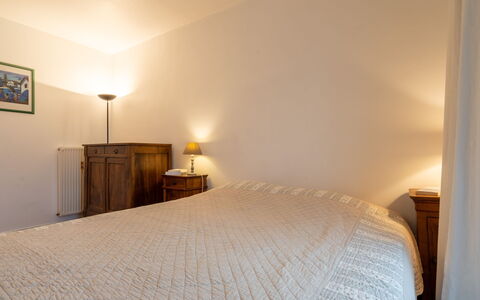 Isara: Meubilair, Comfort, Hout, Verdieping, Gebouw, Flooring, Bed, Hardwood, Bed Frame, Slaapkamer