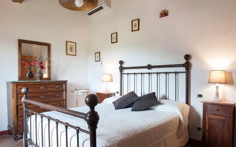 Agriturismo Paterno: Slaapkamer, Meubilair, Bed, Kamer, Eigendom, Laken, Bed Frame, Plafond, Interieur Ontwerp, Bedding