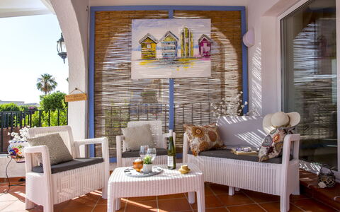 Villa Moreana: Tafel, Fabriek, Bankstel, Meubilair, Eigendom, Kamerplant, Hout, Woonkamer, Comfort, Bloempot