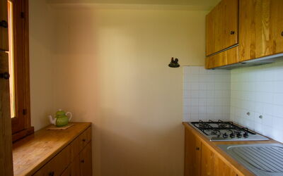 Borgo Maisale Camelia 160.1: Kamer, Eigendom, Countertop, Verdieping, Meubilair, Huis, Geel, Gebouw, Architectuur, Interieur Ontwerp