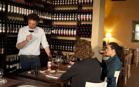 Villa Leopoldina: Tafel, Tableware, Fles, Plank, Wijn, Barware, Drinkware, Stoel