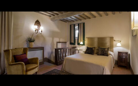 Villa Leopoldina: Kamer, Meubilair, Slaapkamer, Eigendom, Interieur Ontwerp, Bed, Gebouw, Laken, Suite, Bed Frame