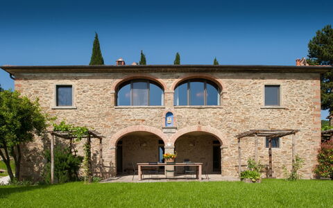 Villa Leopoldina: Lucht, Fabriek, Venster, Boom, Gebouw, Gras, Verblijf, Facade, Woongebied, Onroerend Goed