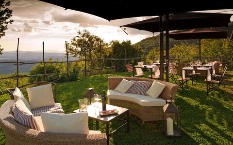Villa Mandorlo: Fabriek, Meubilair, Eigendom, Tafel, Comfort, Schaduw, Stoel, Buitenmeubels, Verlichting, Wolk