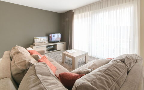 Irena 302: Bruin, Meubilair, Comfort, Fotolijst, Blind Venster, Hout, Interieur Ontwerp, Woonkamer, Flooring, Verdieping