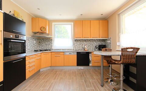 Beige: Countertop, Cabinetry, Meubilair, Eigendom, Venster, Keuken, Fornuis, Hout, Wastafel, Flooring