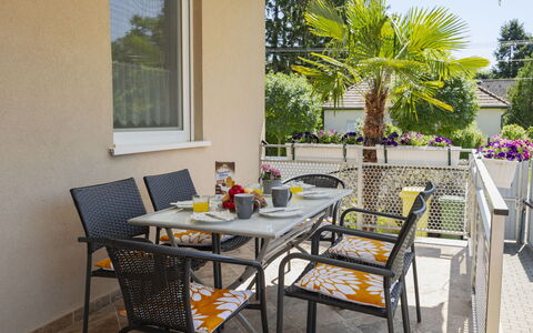 Beige: Meubilair, Stoel, Buitenmeubels, Tafel, Buitentafel, Interieur Ontwerp, Keuken En Eettafel, Patio, Schaduw, Tuin