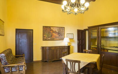 Buondelmonti 9: Kamer, Eigendom, Gebouw, Meubilair, Interieur Ontwerp, Eetkamer, Plafond, Geel, Tafel, Onroerend Goed