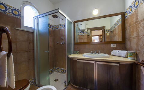 Villa Deli, In Positano, Sea View, Ac: Kraan, Loodgieterswerkinrichting, Wastafel, Eigendom, Spiegel, Wastafel In De Badkamer, Blauw, Badkamer, Purper