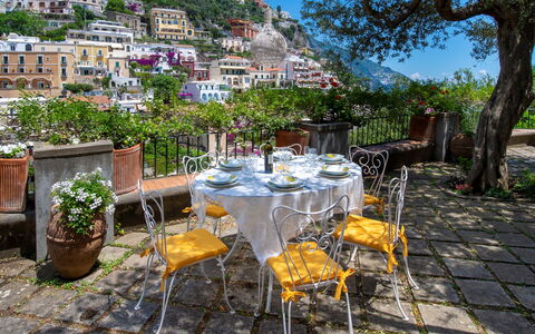 Villa Deli, In Positano, Sea View, Ac: Fabriek, Tafel, Meubilair, Eigendom, Stoel, Tableware, Lucht, Buitentafel, Bloempot, Buitenmeubels