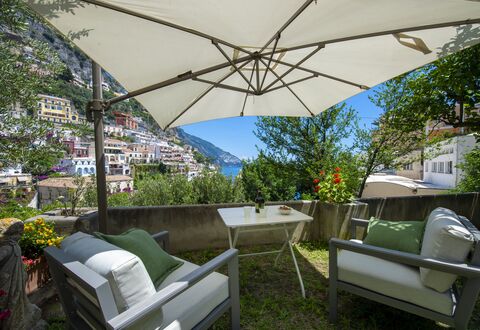 Villa Deli, In Positano, Sea View, Ac: Fabriek, Meubilair, Eigendom, Tafel, Plantengemeenschap, Bloempot, Gebouw, Schaduw, Buitenmeubels, Lucht