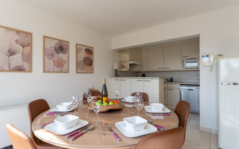 Bredene 711: Interieur Ontwerp, Meubilair, Flooring, Verdieping, Plafond, Keuken En Eettafel, Stoel, Kamer, Appartement, Eetkamer